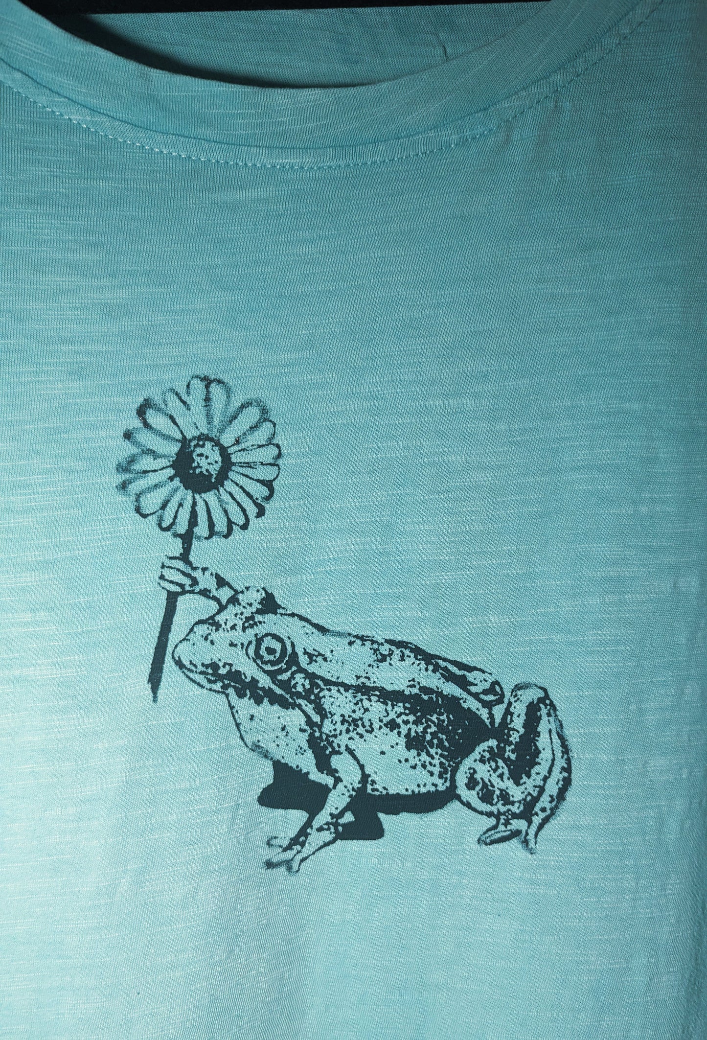 Women's medium frog shirt